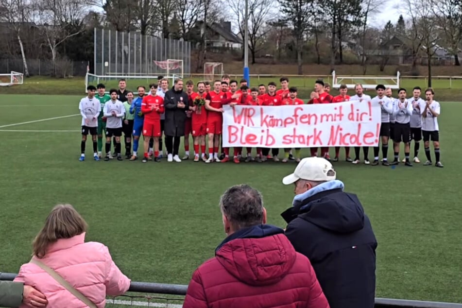Die zweite Herren-Mannschaft des Ratzeburger SV überraschte Zuschauerin Nicole (l.) mit einer emotionalen Aktion. Auch die Spieler der gegnerischen Mannschaft beteiligten sich an der Anteilnahme.