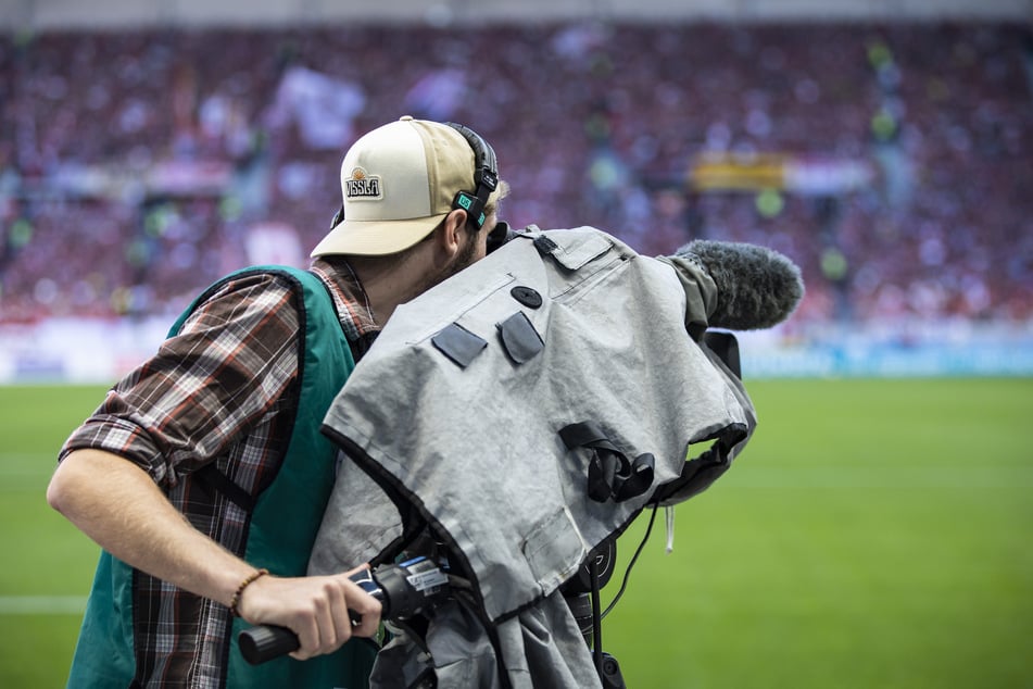 Erstmals übertragen ARD und ZDF die Spiele der Fußball-EM der Frauen komplett. (Symbolbild)