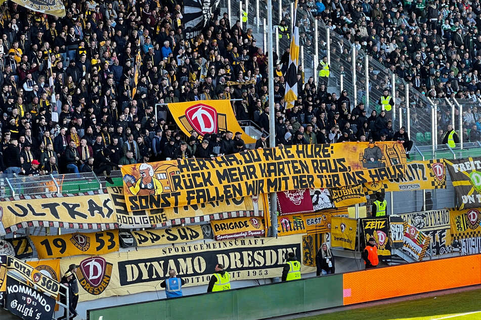 Die Botschaft auf dem Banner ist geschmacklos - und eindeutig ...