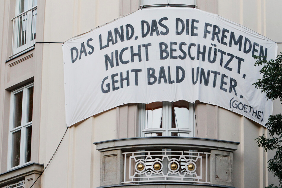 Auf dem Höhepunkt der Flüchtlingskrise hängt an der Fassade des Schauspiels Leipzig ein Transparent mit dem Goethe-Zitat "Das Land, das die Fremden nicht beschützt, geht bald unter."