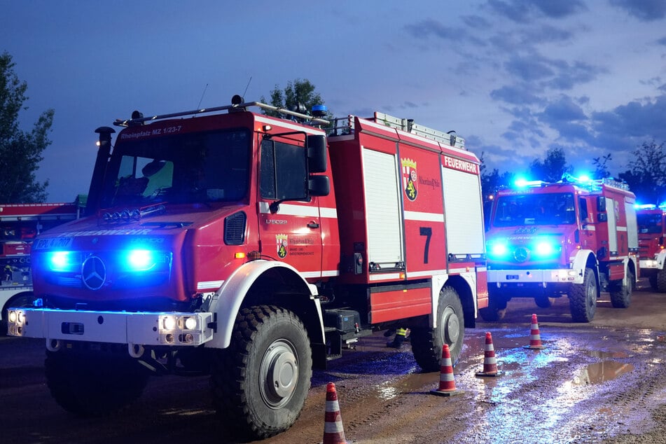 Noch ist die Feuerwehr mit einem Großaufgebot in dem brennenden Waldgebiet bei Bad Kreuznach im Einsatz.