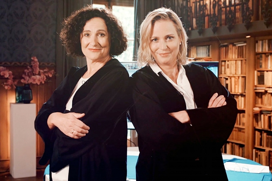 Strafrichterin Anette Heiter (l.) und Zivilrichterin Julia Scherf analysieren die Fälle in der neuen RTL-Sendung "Tatort Deutschland - aus den Akten der Justiz".