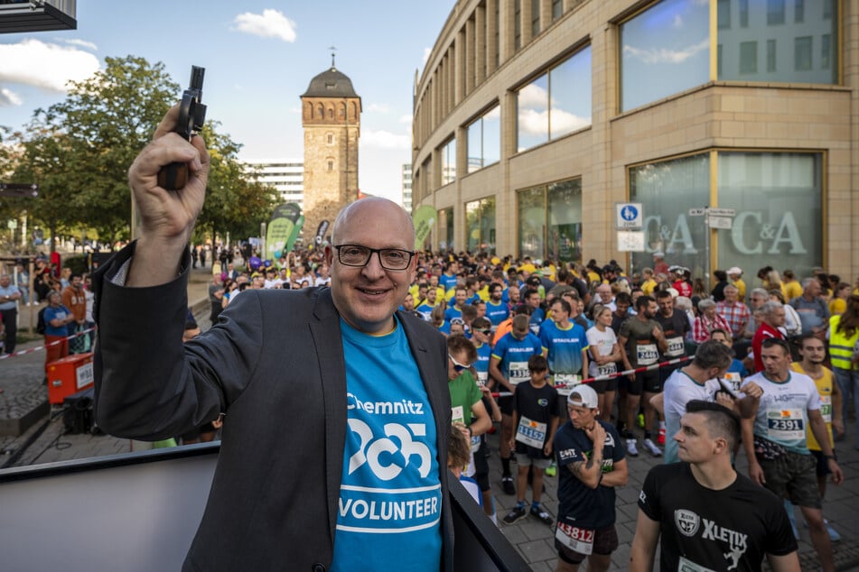 Oberbürgermeister Sven Schulze (54, SPD) gibt seit einigen Jahren den Startschuss zum Firmenlauf und nimmt auch selbst teil.