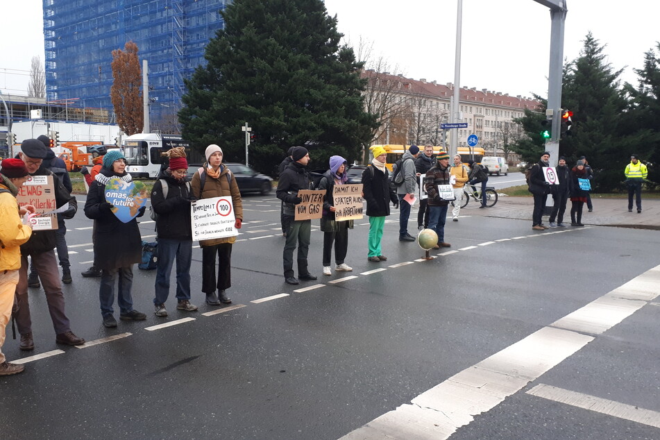 Zehn Minuten verspätet legten die Aktivisten am Pirnaischen Platz mit ihrer Blockade los.