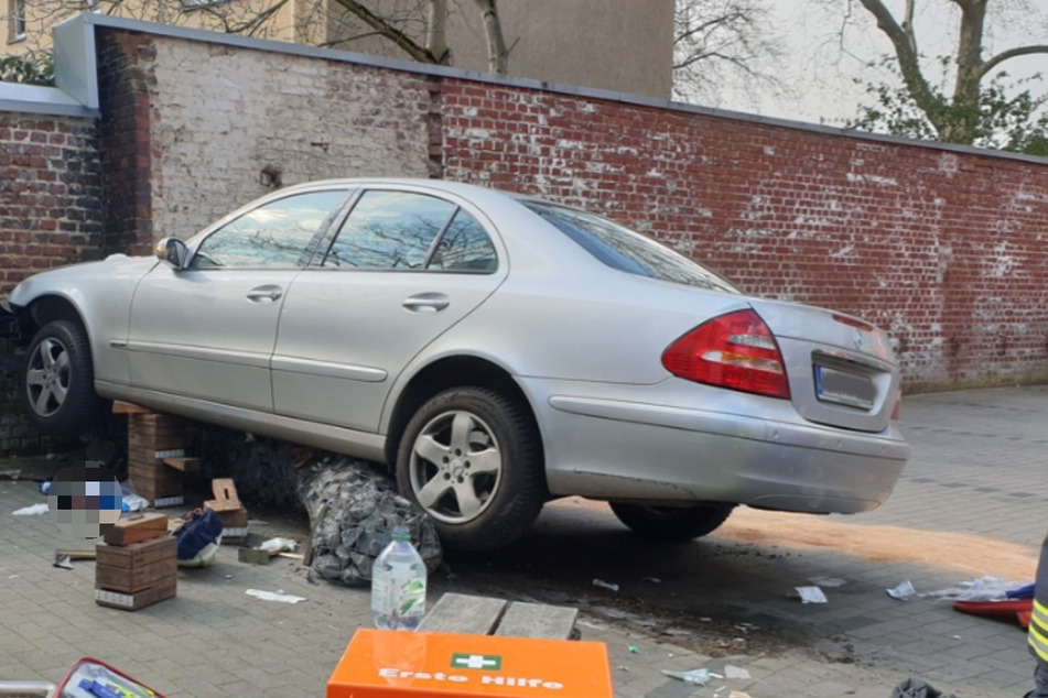 Die Mercedes E-Klasse stoppte nach der Irrfahrt des Seniors auf dem Parkplatz. Der Mann (86) hatte bei dem Unfall eine Frau überfahren. Sie starb.