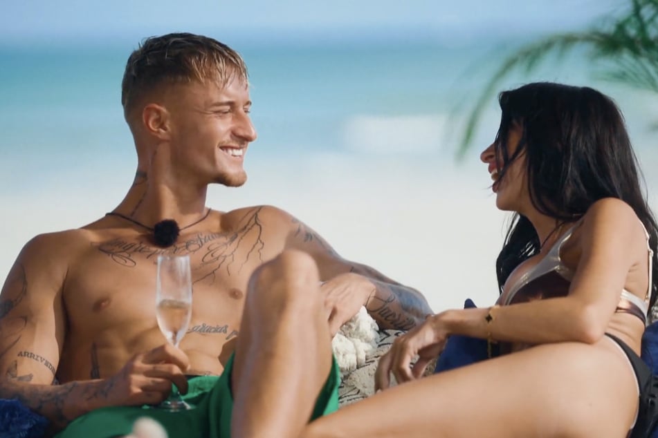 Kommen sich näher, bleiben aber noch distanziert: Laurenz (24) und Asena (29).