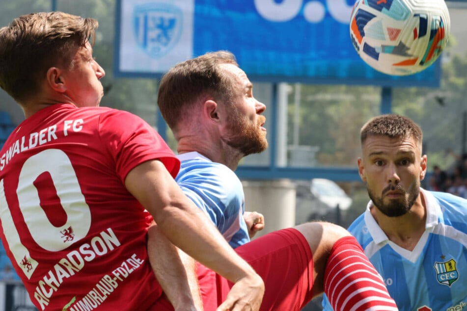 Sind wieder zurück im Team: Kapitän Tobias Müller (32, M.) und Niclas Erlbeck (32).