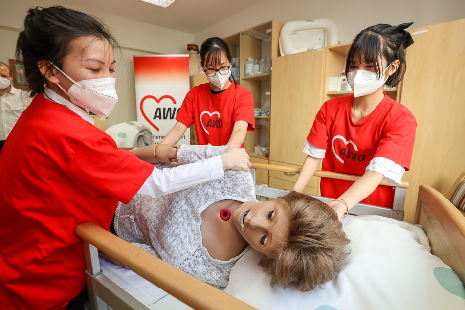 Pflegerinnen aus Asien: Diese drei Vietnamesinnen absolvierten ihre Pflege-Ausbildung bei der Arbeiterwohlfahrt im Vogtland.