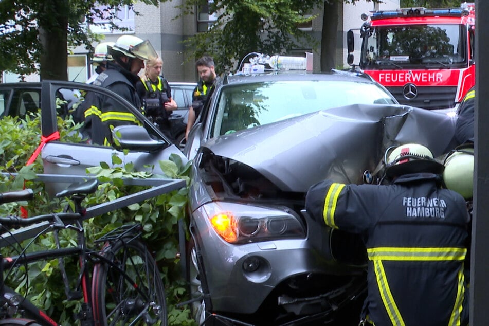 Auf Krankenhaus-Parkplatz: Auto kracht gegen Säule