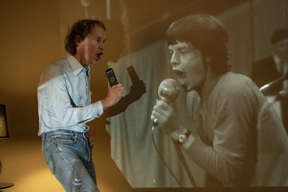 Eine gewisse Ähnlichkeit lässt sich nicht absprechen: Olaf Schubert (55, l.) begibt sich in seinem Film auf Spurensuche und fragt sich, ob Mick Jagger (79) sein Vater sein könnte.