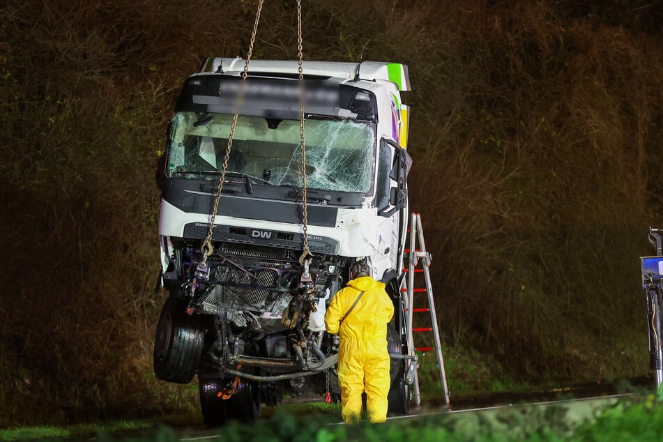 Die Bergungsmaßnahmen nach dem Lkw-Unfall auf der A46 dauerten bis in die frühen Morgenstunden an.