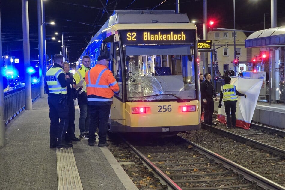 Tödlicher Unfall: Fußgängerin wird unter Straßenbahn eingeklemmt und stirbt