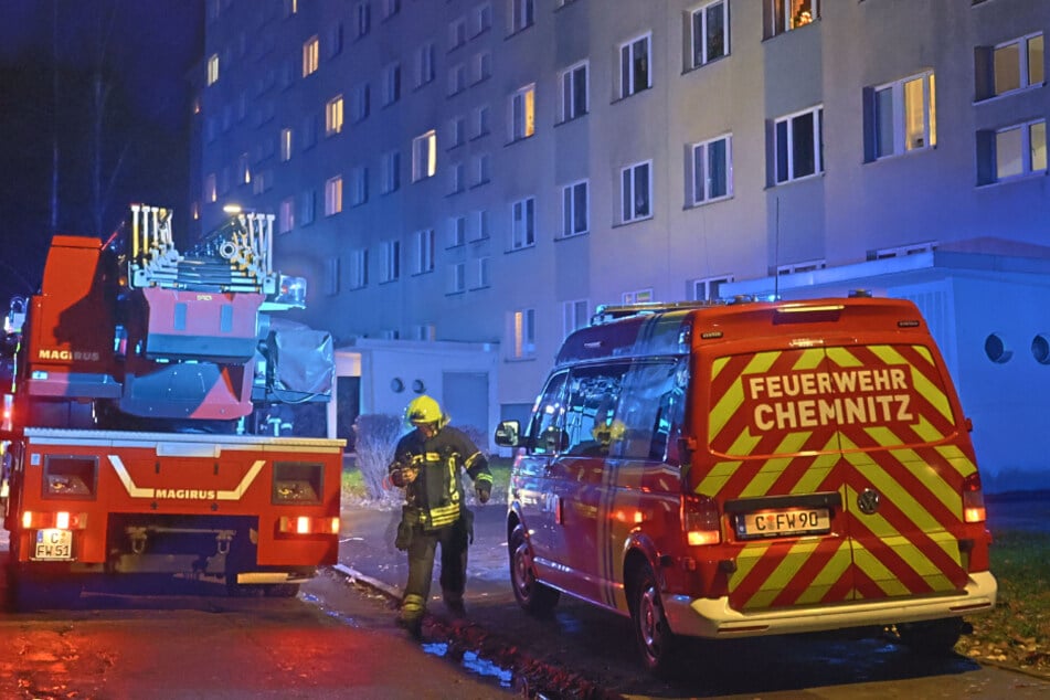 Ein Kind löste am gestrigen Freitagabend einen Brand in diesem Wohnblock an der Bernsdorfer Straße aus.