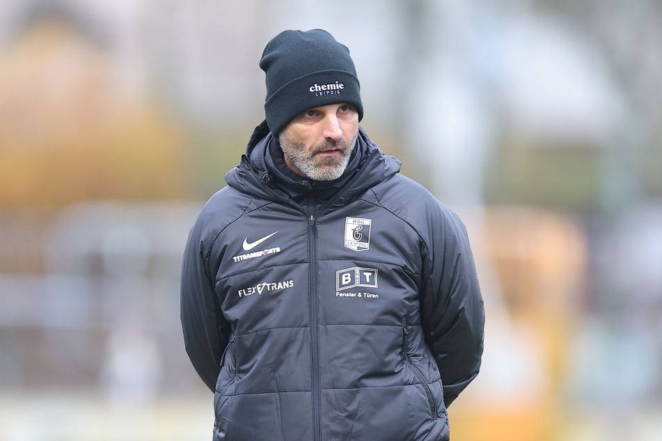 Chemie Leipzigs Trainer Adrian Alipour (47) glaubt, dass es kein schönes Spiel beim FC Eilenburg wird.