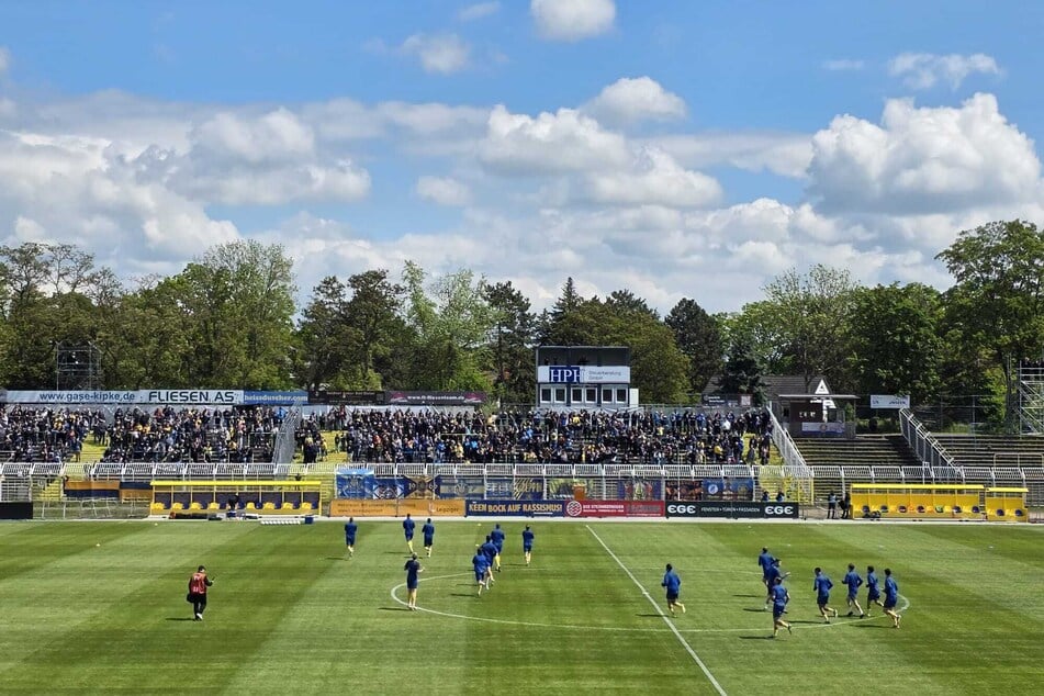 Lok Leipzig ist auf dem Feld. Das Team macht sich warm, natürlich unter dem Applaus der Zuschauer.