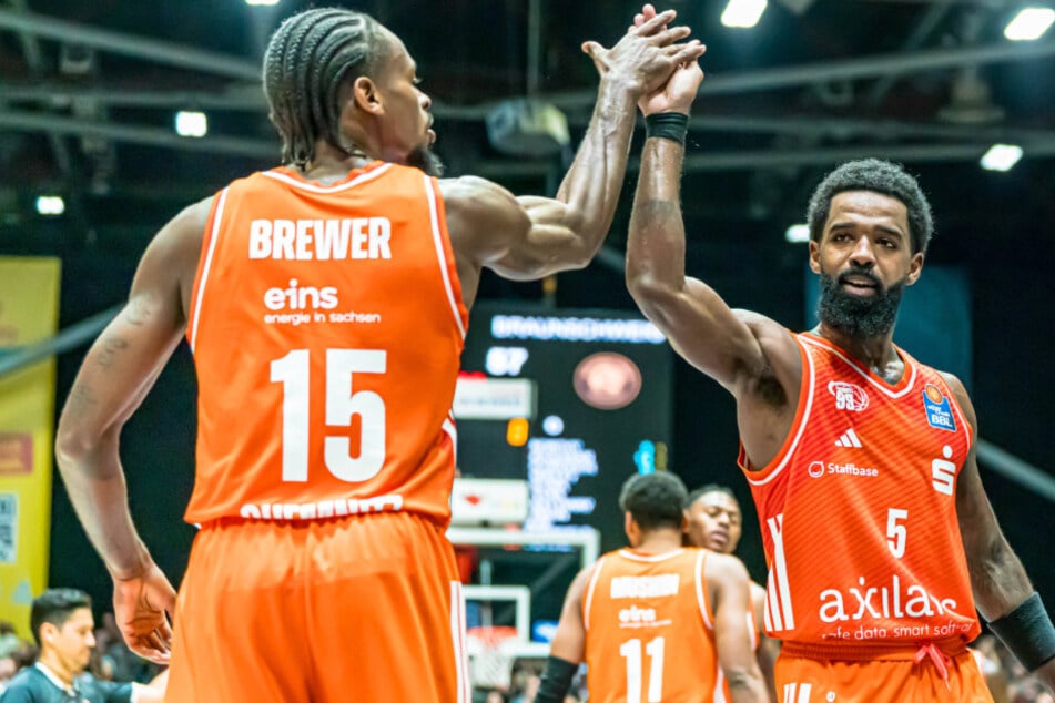 Ty Brewer (25, l.) sorgte mit seinem Alley-Oop-Dunk für das Highlight der Partie.