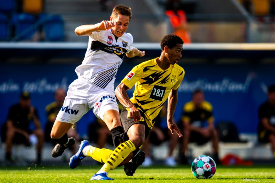 Jude Bellingham (r.) gab sein Debüt für den BVB und beeindruckte dabei mit Zweikampfhärte, Spielübersicht und starken Pässen nachhaltig. Hier setzt er sich gegen Altachs Aljaz Casar durch.