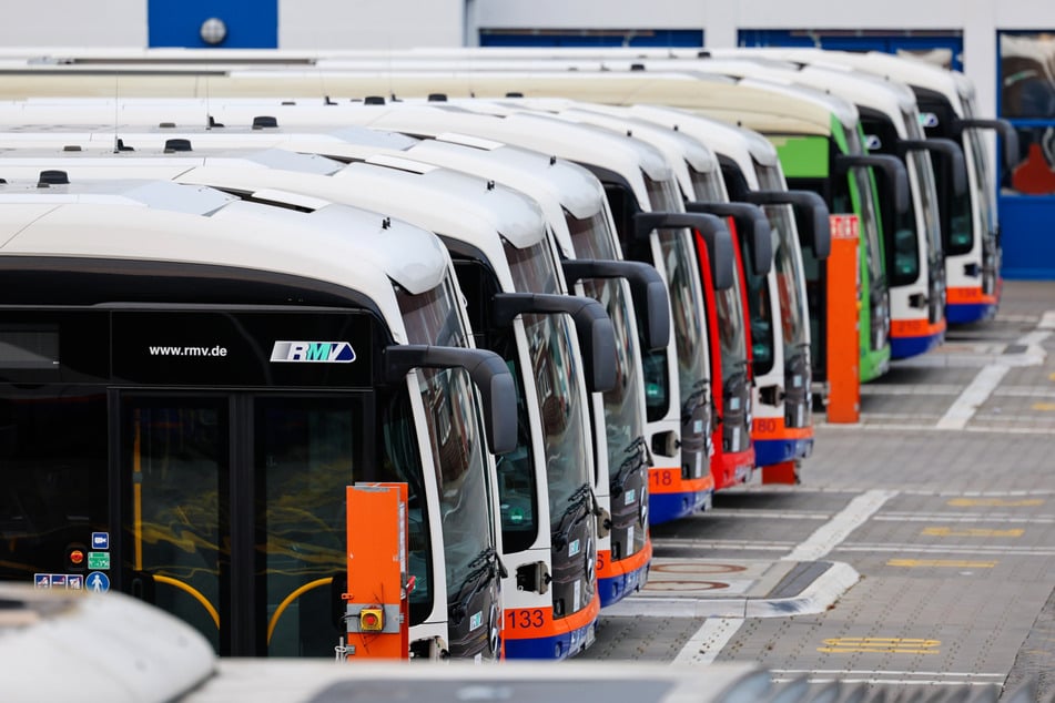 Abgestellte Busse der ESWE stehen im Busdepot: Für die Verkehrsgesellschaft ist die Tat kein Kavaliersdelikt, sondern eine Straftat.
