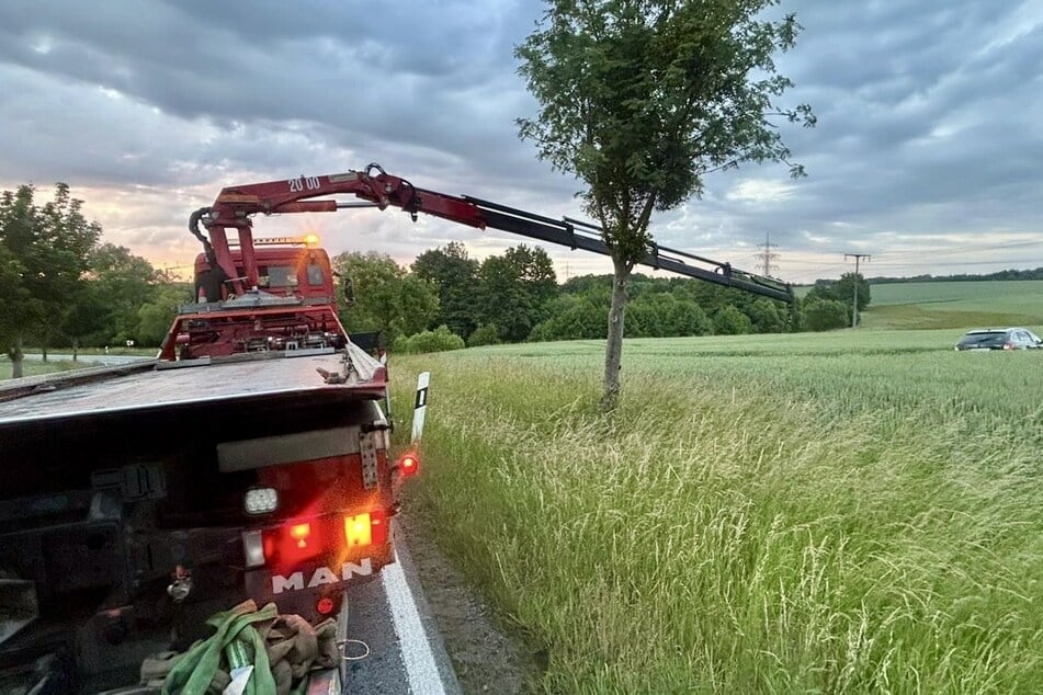 Der verunglückte Skoda wurde von einem Kran geborgen.