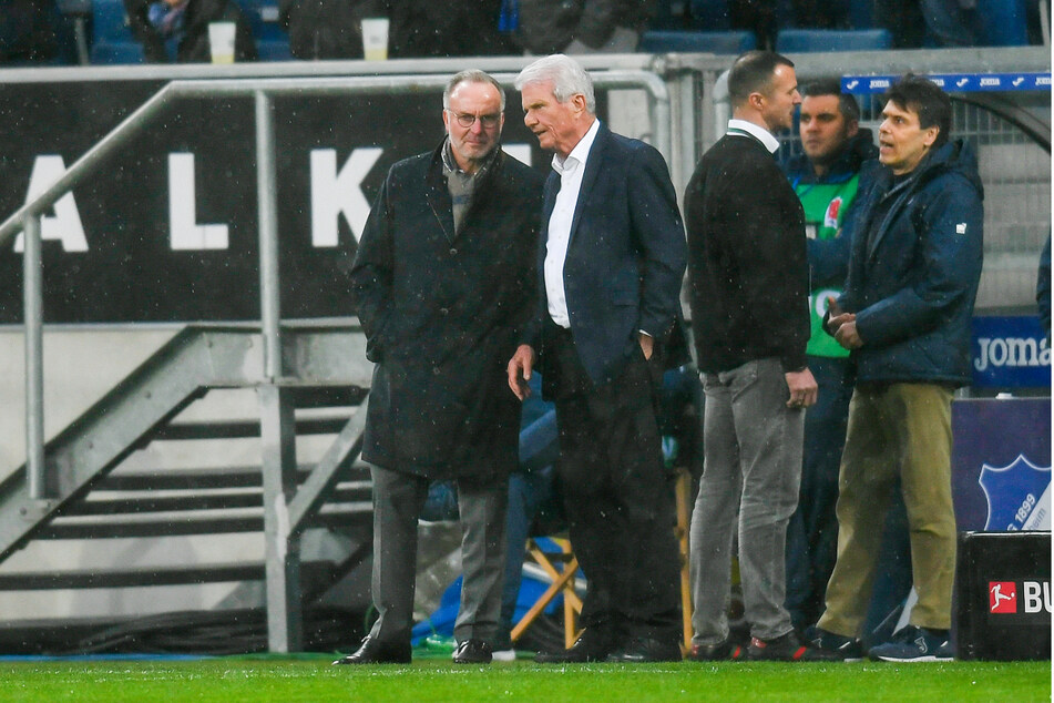 Karl-Heinz Rummenigge (65, l.), Vorstandschef vom Bayern München, und Dietmar Hopp (80), Mäzen des TSG 1899 Hoffenheim, stehen nach der Spielunterbrechung am 29. Februar 2020 am Spielfeldrand.