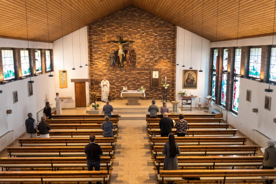 Mit Sicherheitsabstand und in kleiner Runde: Die Abendgebete der drei katholischen Kirchen im Südosten (hier in Zschachwitz) finden unter den Auflagen des Freistaats statt.
