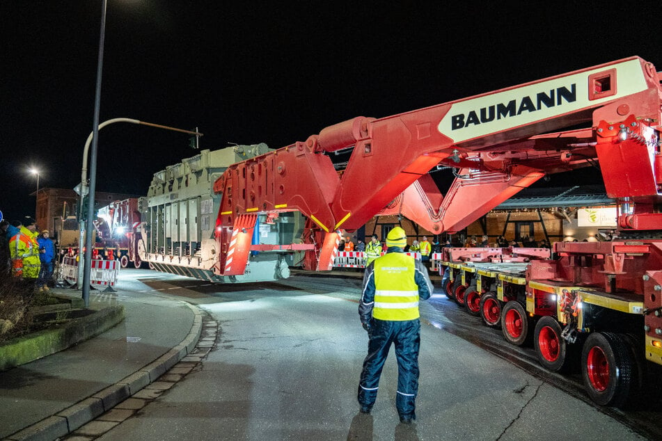 Noch bis zum Samstag rollt der 468 Tonnen schwere Trafo durch die Straßen in Richtung Würgau.