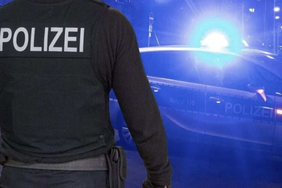 Junger Mann springt vor fahrende Autos und zeigt Hitlergruß