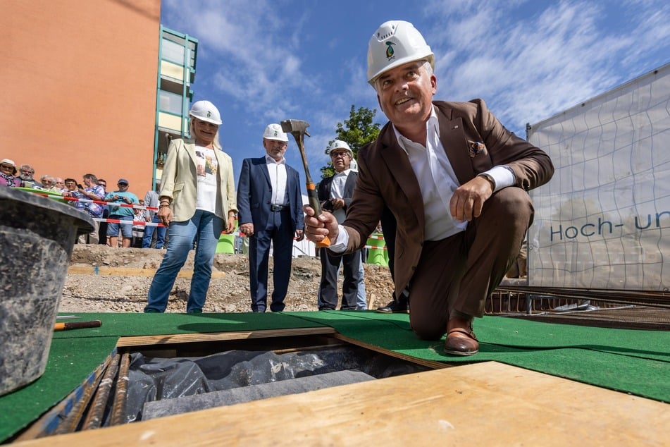 Vereins-Chef Ringo Lottig (60) vollbrachte die symbolischen drei Hammerschläge.