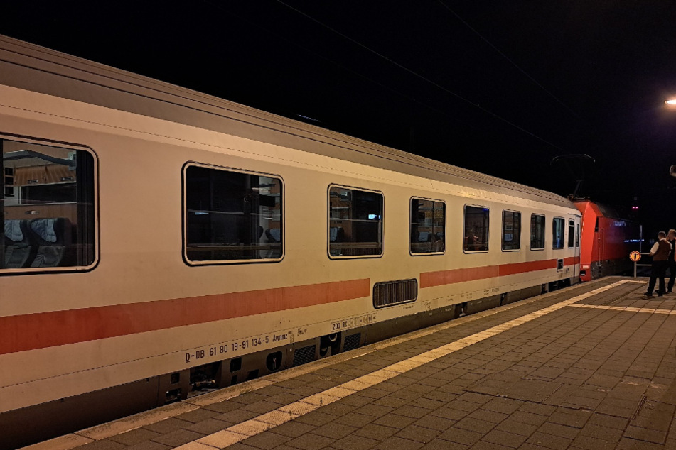 Am Bahnhof Verden sollen zwei Jugendliche am Sonntagabend auf einen 46-jährigen Lokführer geschossen haben.