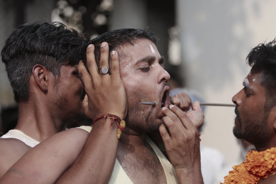 Für Außenstehende teils verstörende Rituale sind im Hinduismus gang und gäbe. Hier lässt sich ein Hindu seine Wangen durchstechen. (Symbolbild).