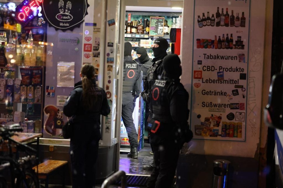 Polizei und Zoll durchsuchten am Freitag mehrere Geschäfte im Leipziger Zentrum sowie im Osten der Messestadt.