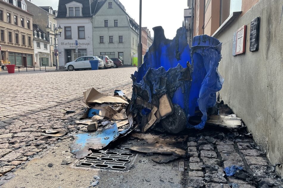 In Meerane brannten mehrere Papiertonnen.