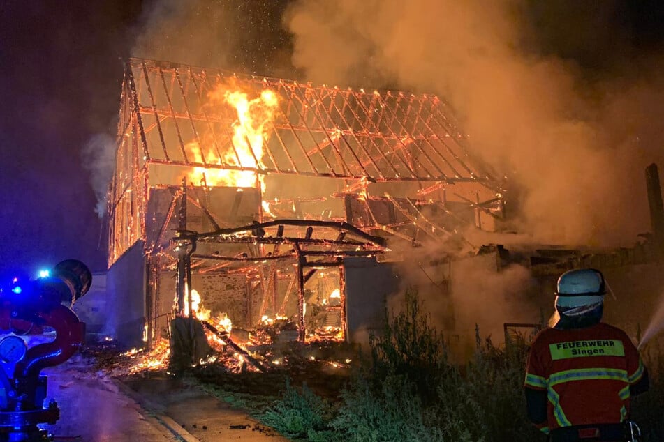 Nachbarn wecken Bewohner, weil es brennt: Haus und Scheune von Feuer zerstört