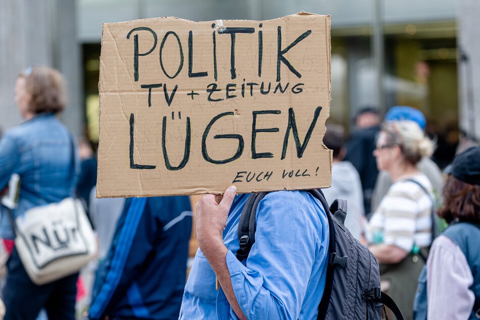 Ein Demonstrationsteilnehmer der "Querdenker" in Hamburg.