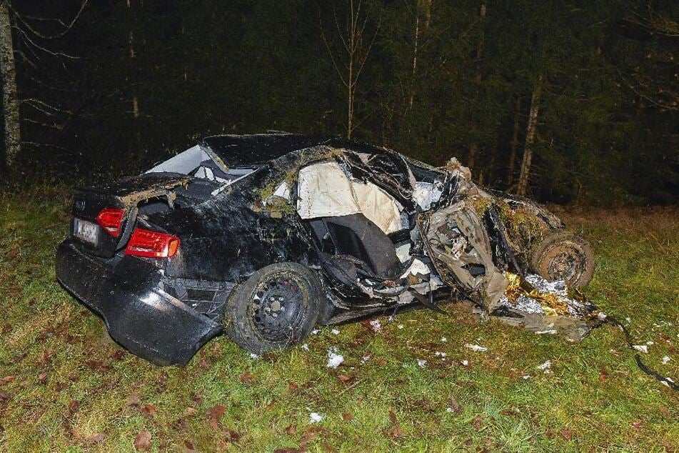Der Beifahrer erlitt bei dem Unfall so schwere Verletzungen, dass er später in einem Krankenhaus verstarb.