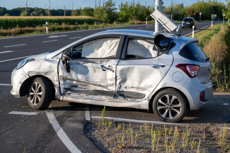 Zwei Menschen wurden bei dem Crash verletzt.