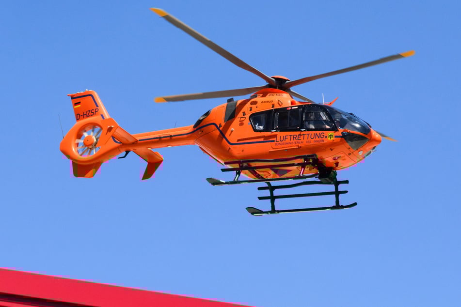 Die Autofahrerin (40) musste von der Besatzung eines Rettungshubschraubers in ein Krankenhaus geflogen werden. (Symbolbild)