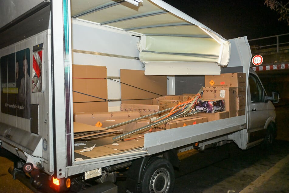 Der Transporter hatte Pyroerzeugnisse geladen.