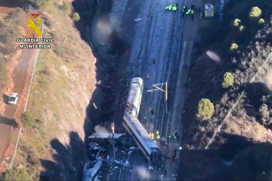 Diese Luftaufnahme zeigt das Ausmaß des Zusammenstoßes der beiden Hochgeschwindigkeitszüge.