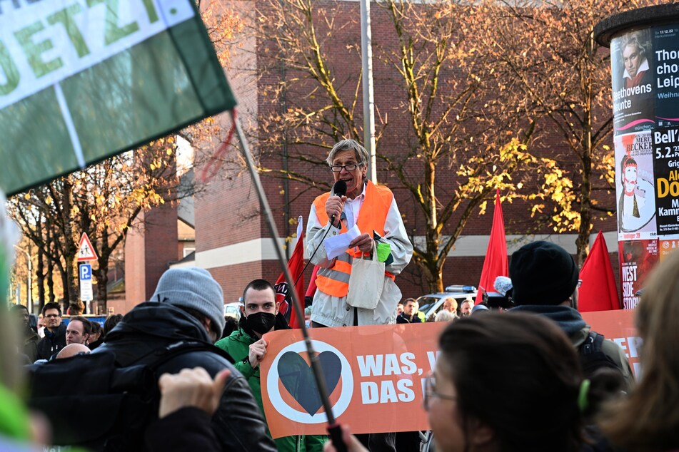 Viel los in München: Ein Aktivist spricht vor einem Demonstrationszug am Wettersteinplatz.