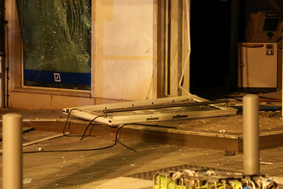 Eine Filiale der Deutschen Bank in Rüsselsheim wurde durch eine Explosion verwüstet.