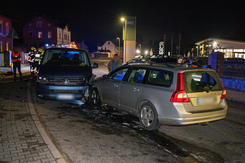 Auf der Straße des Friedens in Mittweida krachte es am Mittwochnachmittag: Ein Volvo stieß mit einem VW-Transporter zusammen, der wiederum gegen einen Renault geschoben wurde.