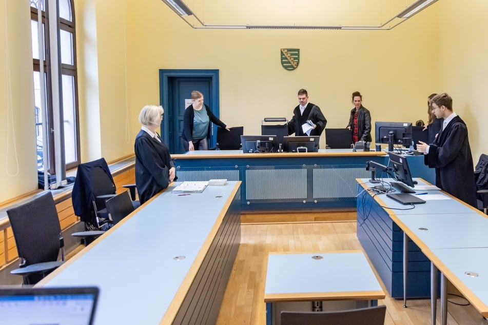 Beim Prozess blieb der Sitz des Angeklagten (l.) leer.