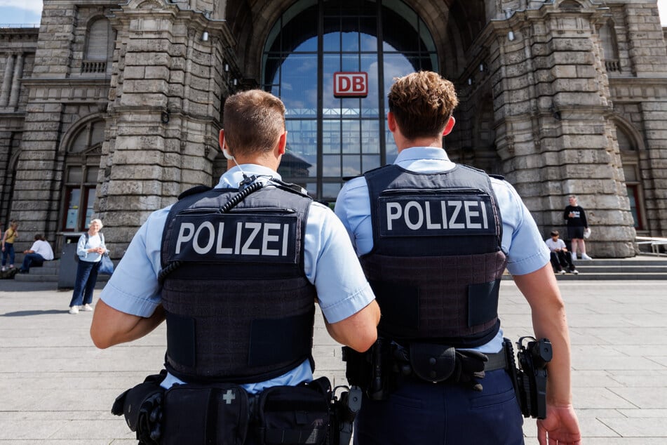 Polizisten stehen vor dem Nürnberger Hauptbahnhof. Am Westausgang kam es zu einer Massenschlägerei. (Symbolbild)