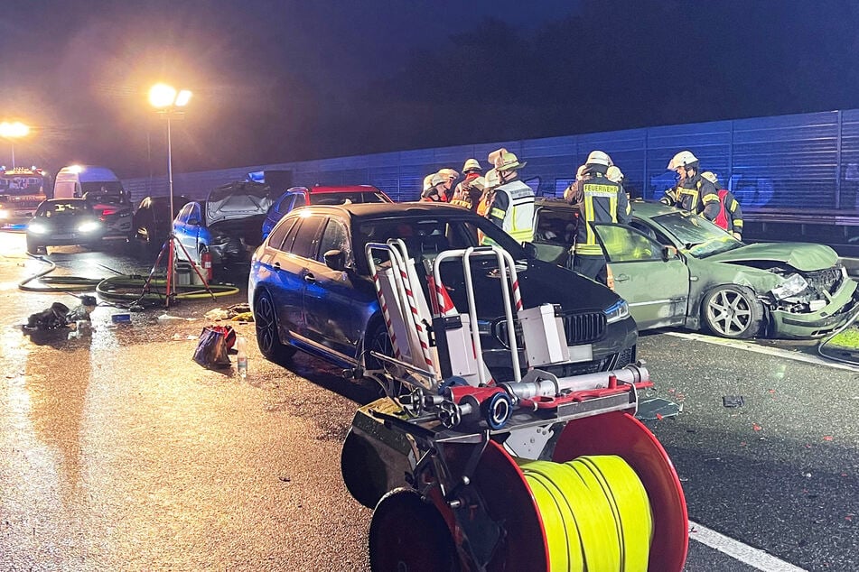 Unfall A2: Massen-Crash auf Autobahn: 17 Autos kaputt, neun Menschen verletzt