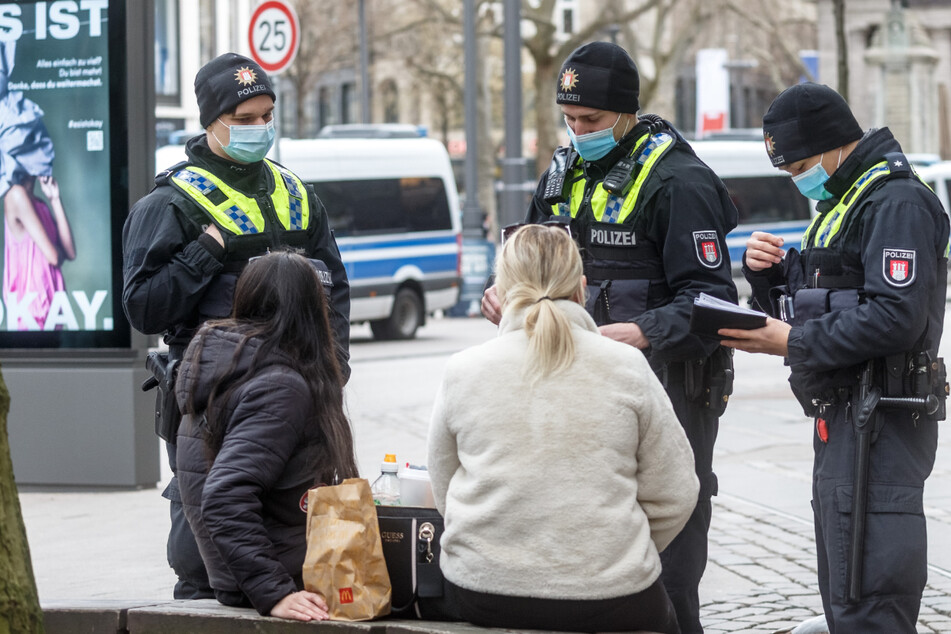 Polizisten kontrollieren die Maskenpflicht in der Hamburger Innenstadt.
