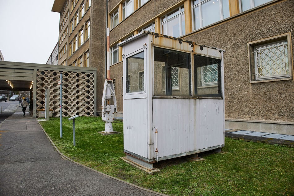 An der Ruschkestraße hatten sich mehrere Personen in einem leer stehenden Gebäude verschanzt.