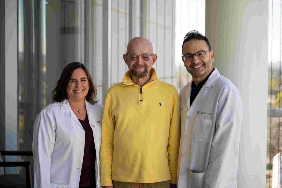 Patient Paul Edmonds (68, M.) mit Jana K. Dickter (l.) und Monzr Al Malki (r.), Mediziner der Krebsklinik City of Hope.
