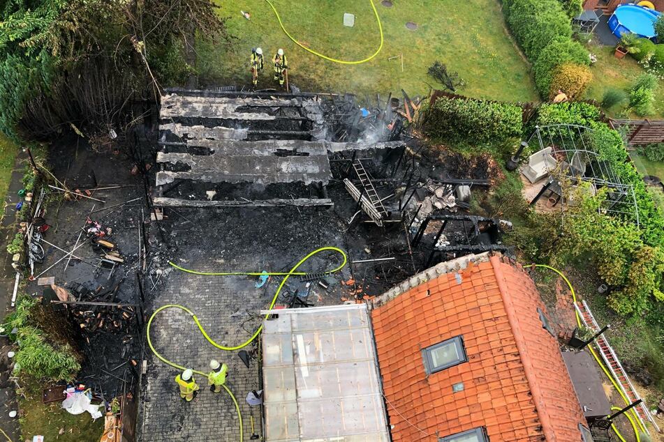 Der abgebrannte Carport nach den Löscharbeiten der Feuerwehr.