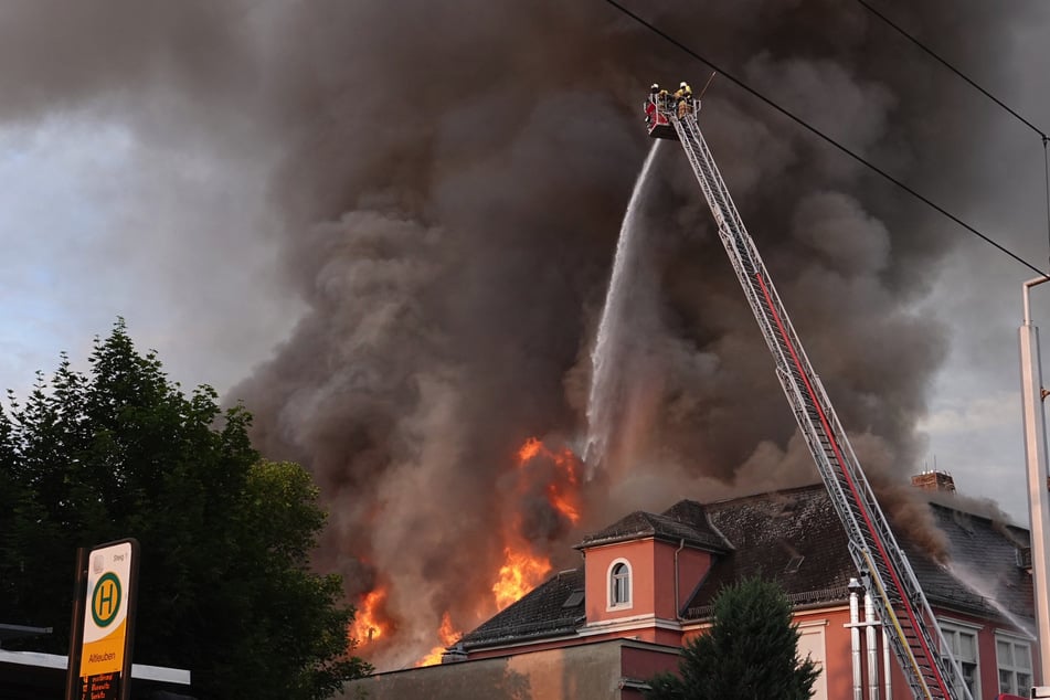 Mit Drehleitern und Strahlrohren begann die Feuerwehr einen massiven Löschangriff.